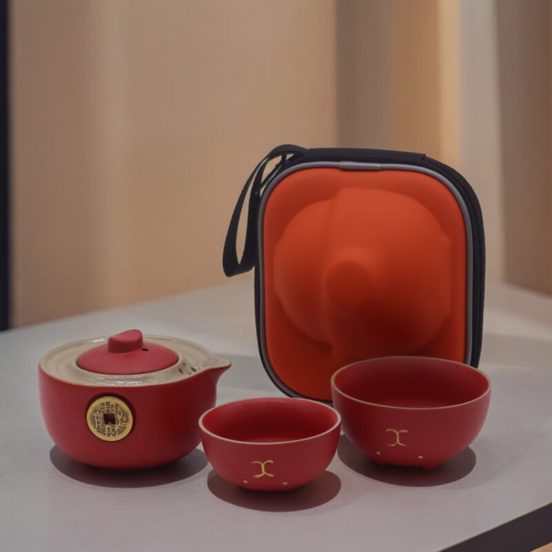 Set da tè da viaggio a tema gatto portafortuna in ceramica rossa